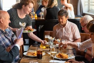 KOMENTÁŘ: Usoplence a uječence tu nechceme, vzkazuje restaurace. Je to za hranou?